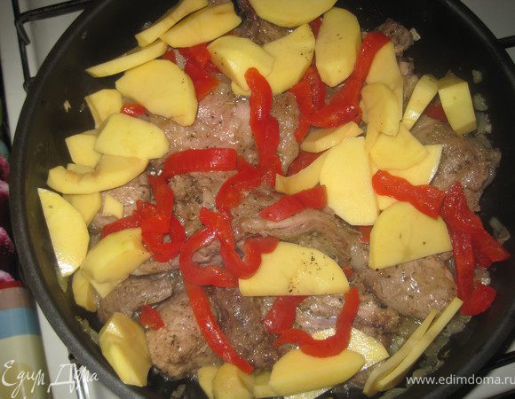 Картофель нарезать ломтиками,перец соломкой.Овощи добавить к ребрышкам ,влить 100 мл.воды и тушить 10 мин.