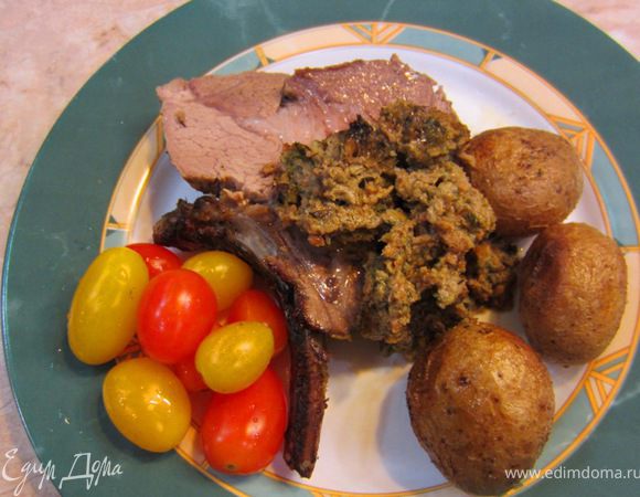 В качестве начинки можно использовать различные варианты. У меня - фарш из остатков свинины, которые мы срежем в процессе подготовки "короны", с добавлением шпината, остальной зелени, яйиц и сухарей. Вы можете поэкспериментировать с другими вариантами. У меня были части от разных туш, поэтому для придания однородности я срезал "лишнее" мясо с бОльшего куска.