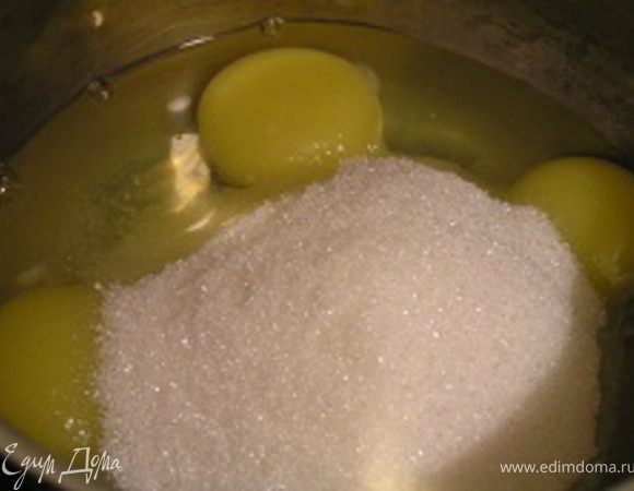 Для теста смешать яйца с сахаром,