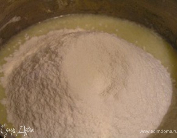 муку и разрыхлитель. 