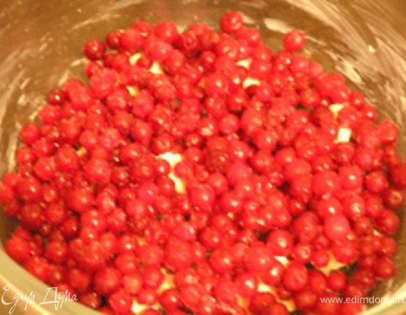 На дно стеклянной формы для СВЧ выложить кусочки сливочного масла, затем бруснику.