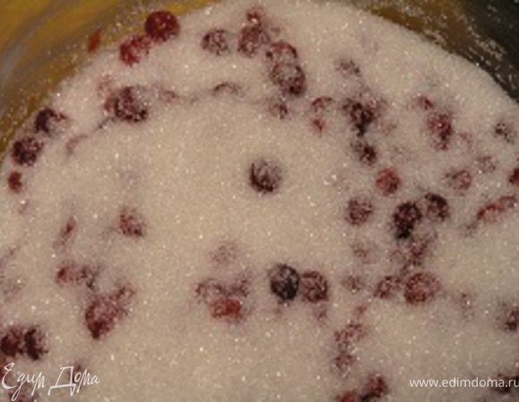 Посыпать сахаром.