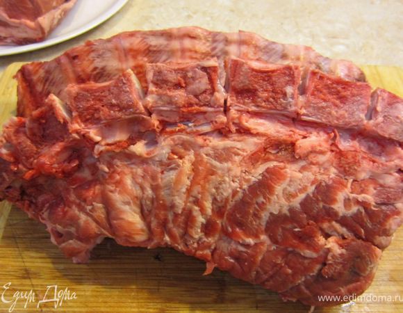 Тщательно уберите все осколки костей, срежьте все висящие кусочки мяса. Если у вас неодинаковые части - обрежьте мясо на бОльшем куске. 
Положите мясо ребрами вниз и позвоночником к себе. Срежьте гребни позвоночника и спилите их у позвонков, если они прикреплены.
Для того, чтобы мясо можно было развернуть, положите кусок ребрами вверх и позвоночником к себе. Разрежьте соединительную ткань между позвонками. Я пошел дальше и удалил позвонки, освободив полностью от позвонка ребра.