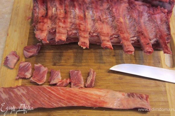 Переверните мясо ребрами наверх. Срежьте мясо между ребрами, чтобы оголились концы. Маленьким ножом соскоблите остатки мяса с ребер, чтобы они аккуратно смотрелись. *** Сделайте тоже самое со второй корейкой. ***