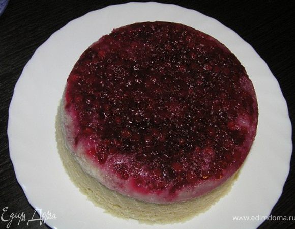 После того, как пирог остынет, аккуратно перевернуть его на подготовленное блюдо. Приятного аппетита! :)