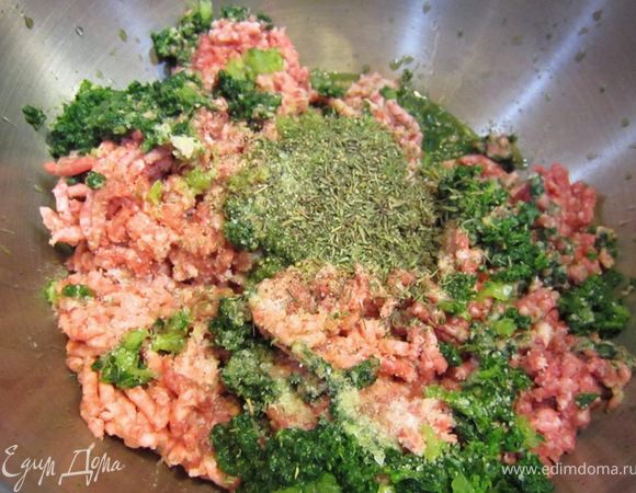 Перемелите остатки мяса в мясорубке. Там же перемелите шпинат, петрушку, кинзу и репчатый лук. Если вы используете свежий шпинат, его лучше вначале бланшировать. Для этого Положите его на 10 секунд в кипящую воду, затем в очень холодную воду. Отожмите и кладите в мясорубку.
Положите в фарш яйца, тимьян, третью часть соли и перца. Хорошо размешайте фарш.