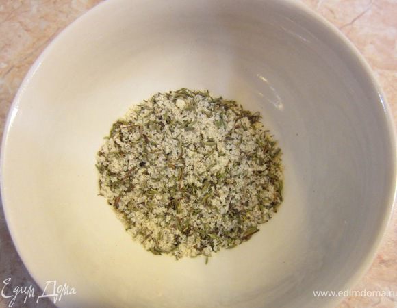 Смешайте оставшуюся соль, тимьян и перец. Этой смесью натрите "корону со всех сторон (в принципе натереть мясо можно заранее).