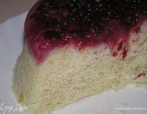 P.S.: 1/4 часть ягод можно добавить в тесто, тогда пирог получится более сочным и станет красивее разрез ;)