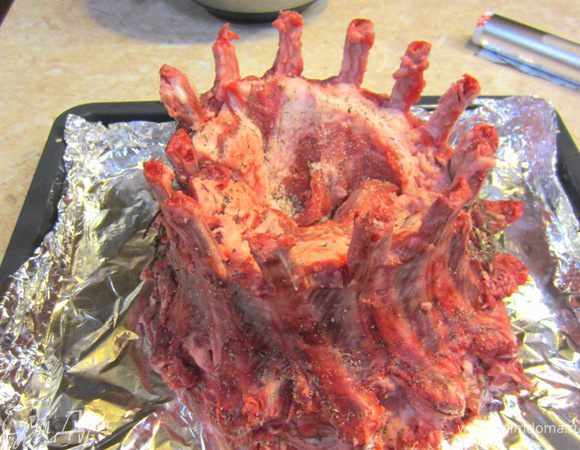 Возмите глубокий противень. Выложите его фольгой вместе с бортами. Положите "корону" посередине.