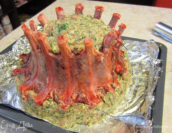 Положите начинку сверху на "корону" и снизу вокруг нее.