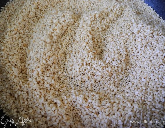 Кунжут обжарить на сухой сковороде до золотистого цвета и появления характерного запаха. Оставить остывать. 