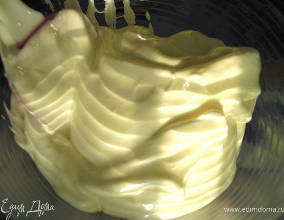 Затем взбиваем белки с лимонным соком, добавляя понемногу сахар.Они должны взбиться в крепкую пену.