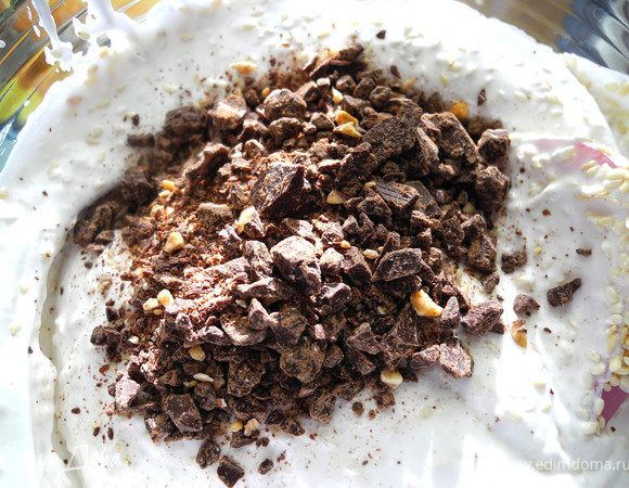 Затем вмешиваем дробленый шоколад.