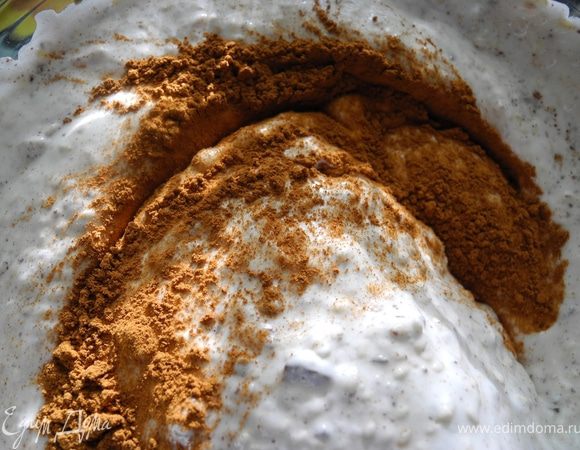 И добавляем корицу. Я побоялась, что такое количество корицы будет многовато, но решила следовать рецепту. И не пожалела, в сочетании с шоколадом и кунжутом даже очень активный аромат корицы растворяется)))