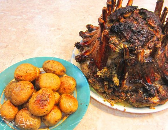 После приготовления мяса достаньте его из духовки. Удалите фольгу. Поддев лопаткой перенесите мясо на ТЕПЛОЕ блюдо. Дайте постоять 20 минут, чтобы мясо впитало обратно все соки и размягчилось.