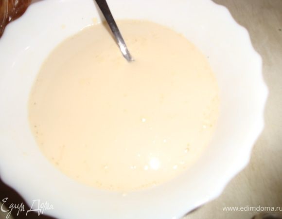 готовим опару: к дрожжам присоединяем сахар и 2ст.л. тёплого молока. Всё перемешиваем тщательно. Добавляем 1ч.л. муки т доём дрожжам 10 минут "ожить"