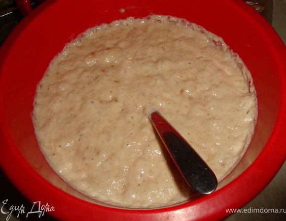 в миску насыпаем муку, молоко, банановое пюре с шоколадом и опару. Всё перемешиваем. Накрывает бумажным полотенцем. ставим в тёплое место,чтобы тесто увеличилось в 2 раза ( я держала 2 часа)