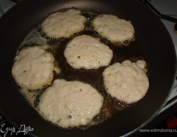 как только тесто выпеклось, разогреть сковороду и начинать жарить блинчики до золотистой корочки скаждой стороны. Подавать порционно башенкой. Украсить веточкой мяты, полить соусом ( у меня был ванильный на молоке)