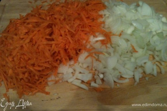 Лук нарезать полукольцами, а морковь натереть на средней терке.