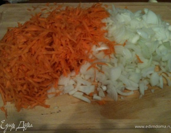 Лук нарезать полукольцами, а морковь натереть на средней терке.