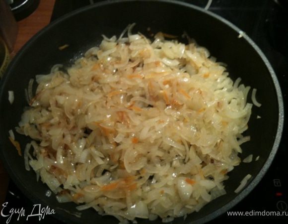 Лук пассировать на среднем огне, в небольшом количестве растительного масла, пока он не станет прозрачным и золотистым. 