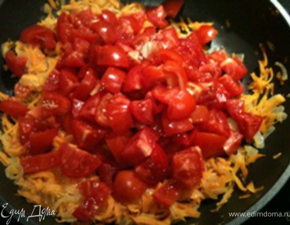 Помидоры помыть и порезать кубиками среднего размера. Тертую морковь (прим.: берем 2 штуки, а остальные не тушим, только потереть и оставить для фарша!) и помидоры добавить к луку, посолить и закрыть сковордку крышкой, чтобы помидоры и морковь дали сок. Тушить на медленном огне около 10 минут.