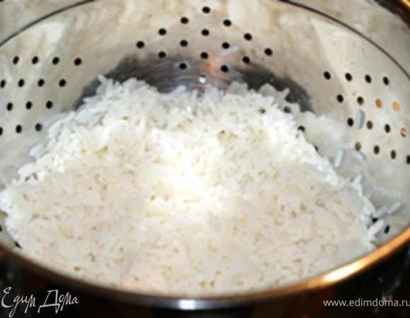Отварить рис до полуготовности, промыть в холодной воде и дать остыть.