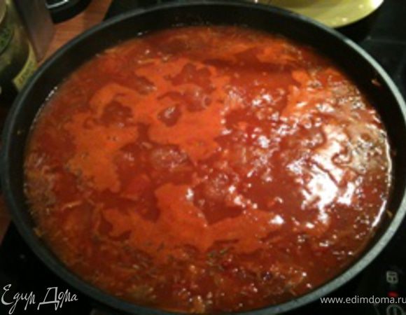 Затем добавить томатную пасту или томатный сок (если использовались консервированные томаты в собственном соку). При необходимости, можно добавить немного воды, чтобы довести количество соуса до необходимого. Соус посолить, поперчить, добавить растертые в ступке семена зиры и кинзы. Также добавить чеснок (его можно порезать, а можно кинуть целыми очищенными зубчиками). Можно добавить рубленую свежую зелень, а для любителей поострее - немного грузинской аджики. Тушить на небольшом огне минут 20, чтобы все ингридиенты обменялись вкусами и соус стал чуть более густым. 