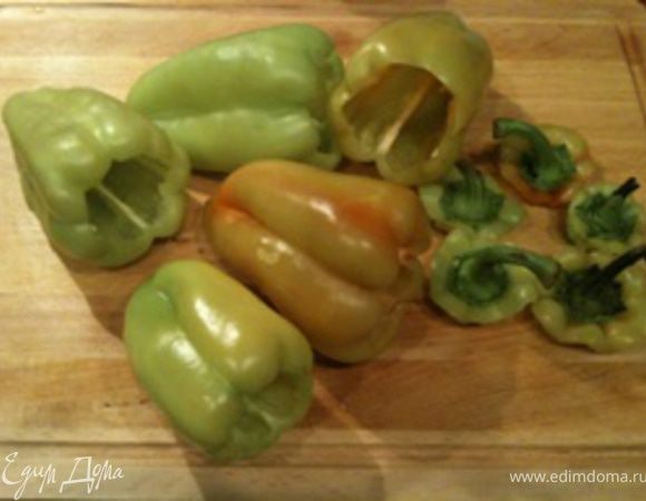 Вымыть перец. Отрезать "крышечки" и аккуратно вынуть семена, чтобы не повредить стенки перца. Промыть перец внутри проточной водой, чтобы удалить остатки семян.