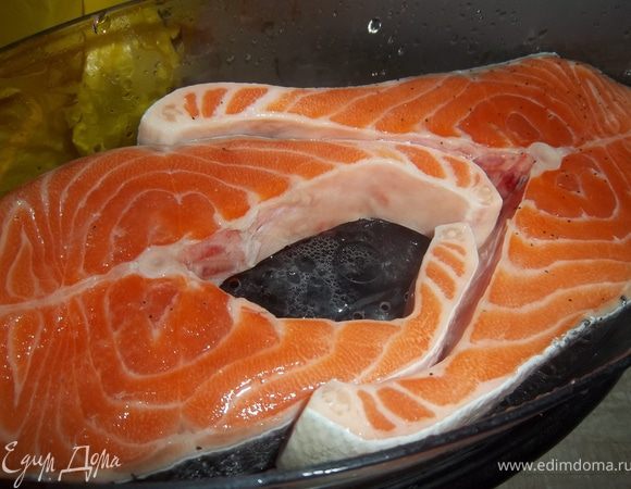 Вымыть  холодной водой рыбные стейки, тщательно их обсушить. Посолить и поперчить( для лосося предпотительно использовать все таки белый перец, а не черный, как показано здесь). Сбрызнуть растительным маслом. Положить в пароварку на 25 минут.

