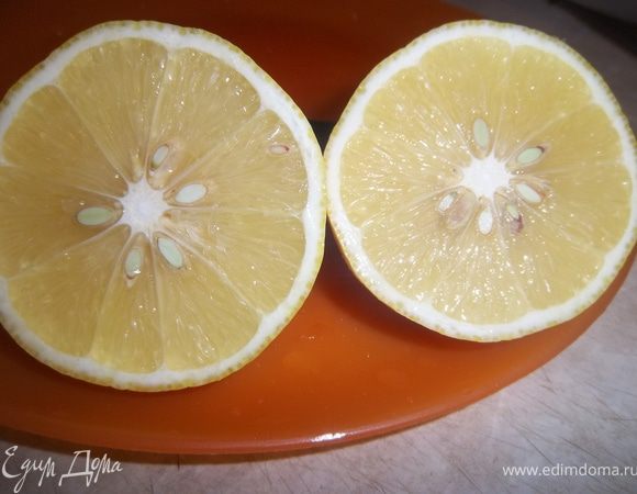 Лимон разделить на две части. С одной половинки лимона выжать сок и смешать сок со сливочным маслом, а также солью. Масло выложить в пищевую пленку. скатать при помощи пленки в колбаску диаметром 3 см и положить в холодильник.


