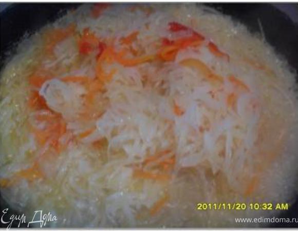 Мясо промыть, обсушить и нарезать кубиками. Сварить мясной бульон.
Квашеную капусту потушить около 20 минут на растительном масле.