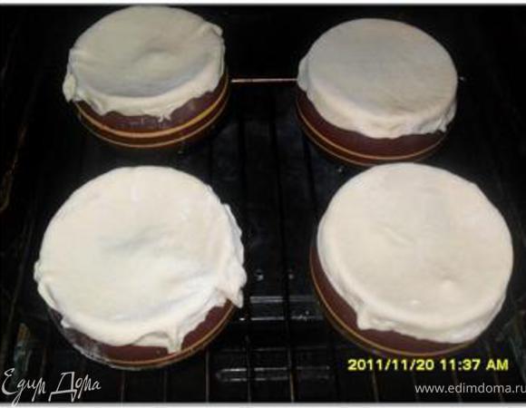 Из теста сформировать лепешки и накрыть ими горшочки. 