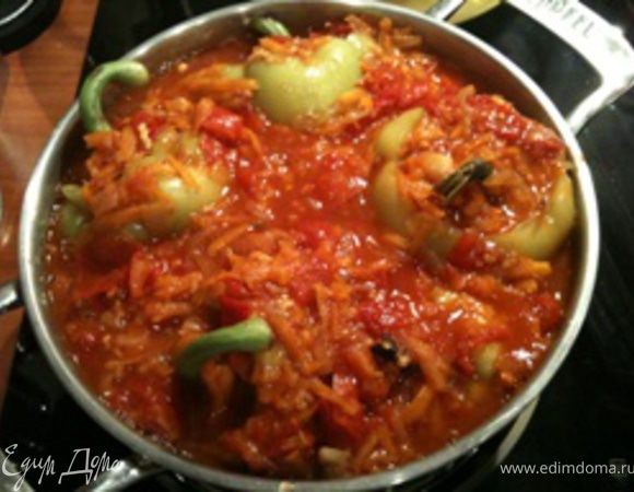 Фаршированный перец залить соусом, и тушить на умеренном огне 30-40 минут.