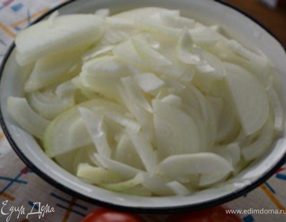 Лук репчатый очистить, помыть и порезать полукольцами.