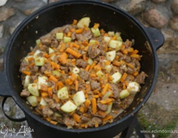 Кабачки помыть, почистить и порезать кубиками 3х3 см. Добавить к баранине, посолить и перемешать. Тушить 15 минут периодически помешивая.