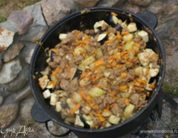 Баклажаны помыть, порезать кубиками 3х3 см и замочить в холодной крепко соленой воде на 15-20 минут. По готовности Шага 5 откинуть баклажаны на дуршлаг и добавить в казан и перемешать. Тушить 15-20 минут периодически и аккуратно помешивая. По истечении времени попробовать и досолить при необходимости.