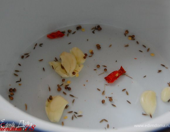 Все ингредиенты моем ,чистим.Нарезаем средними кубиками.Картошку можно позже,чтобы не потемнела.
На дно жаропрочной посуды кладем зиру,кориандр,раздавленный чеснок,колечки чили.