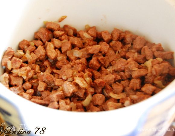 Далее в  разогретой сковороде,на растительном масле,на сильном огне мин 5,обжариваем  мясо с луком.
Выкладываем первым слоем, в посуду на специи.Накрываем крышкой.(чтобы сохранялось тепло и ароматы)