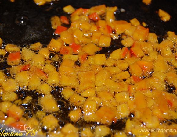 Затем обжариваем морковь(тыкву).Все жарим на сильном огне,не долго по мин3-4!!!! Выкладываем вторым слоем на мясо и солим,перчим слегка.Накрываем крышкой.Старайтесь,что масла попало ,как можно меньше!!!