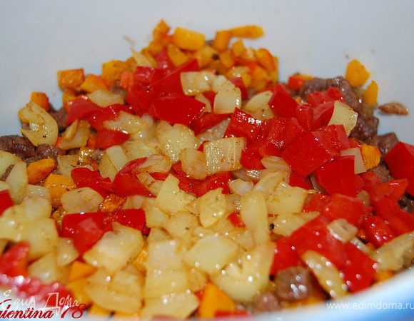 Далее обжариваем болгарский перец,также быстро,и выкладываем третьим слоем.Накрываем крышкой.