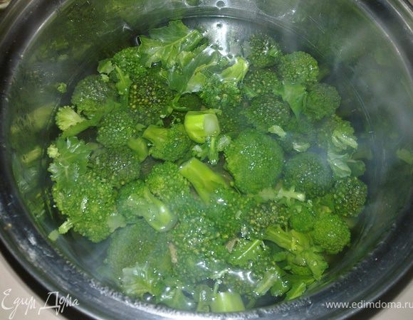 Капусту брокколи разобрать на соцветия и залить кипятком на 15-20 минут