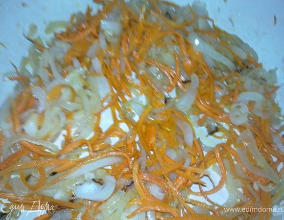 Лук нарезать полукольцами, морковку длинной соломкой и припустить овощи в сливочном масле до мягкости. Посолить.