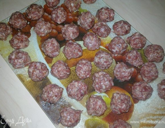 К фаршу добавить яйцо, перец, розмарин, соль и хорошо вымешать. Смочив руки водой сформировать небольшие шарики и обжарить их на сковородке.