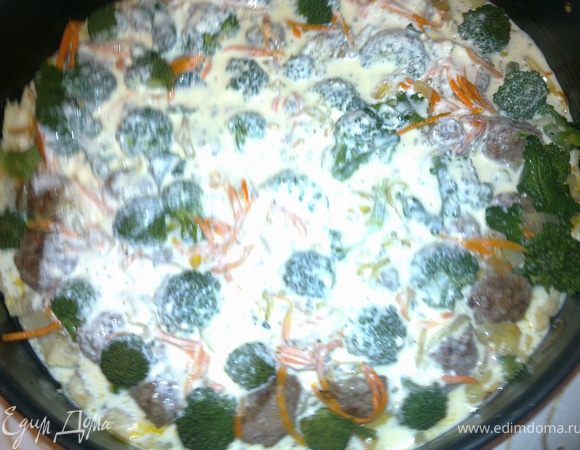 Вынимаем пирог из духовки, выкладываем шарики, между ними брокколи, сверху раскладываем лук и морковь и заливаем соусом. Выпекать в духовке 30 минут.