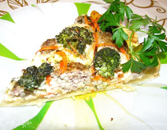 Достаем пирог из духовки, на запах тут же сбегаются домочадцы :)), режем его и наслаждаемся вкусным сочетанием нежных мясных шариков, хрустящей брокколи и легкой сливочной заливочки! 