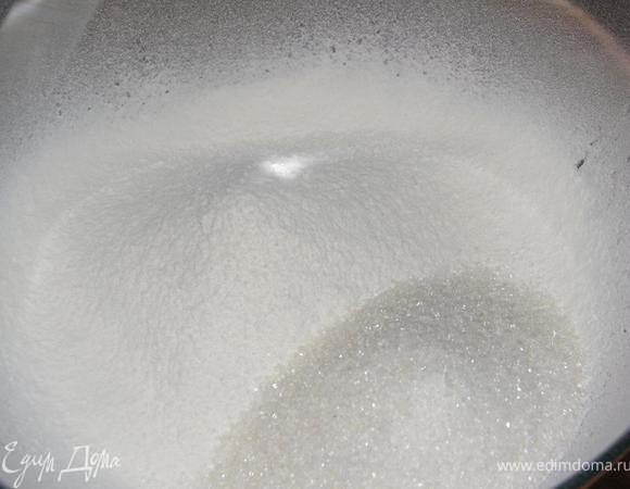 Для теста просеиваем муку, добавляем сахар.