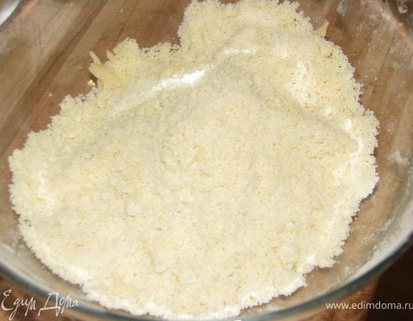 Трем на терке масло. Перетираем в крошку.