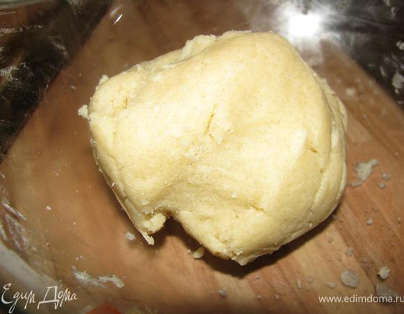 Добавляем сметану. Замешиваем тесто.
