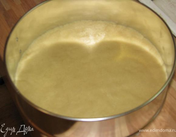 Распределяем по форме. Отправляем в холодильник на 30 минут.